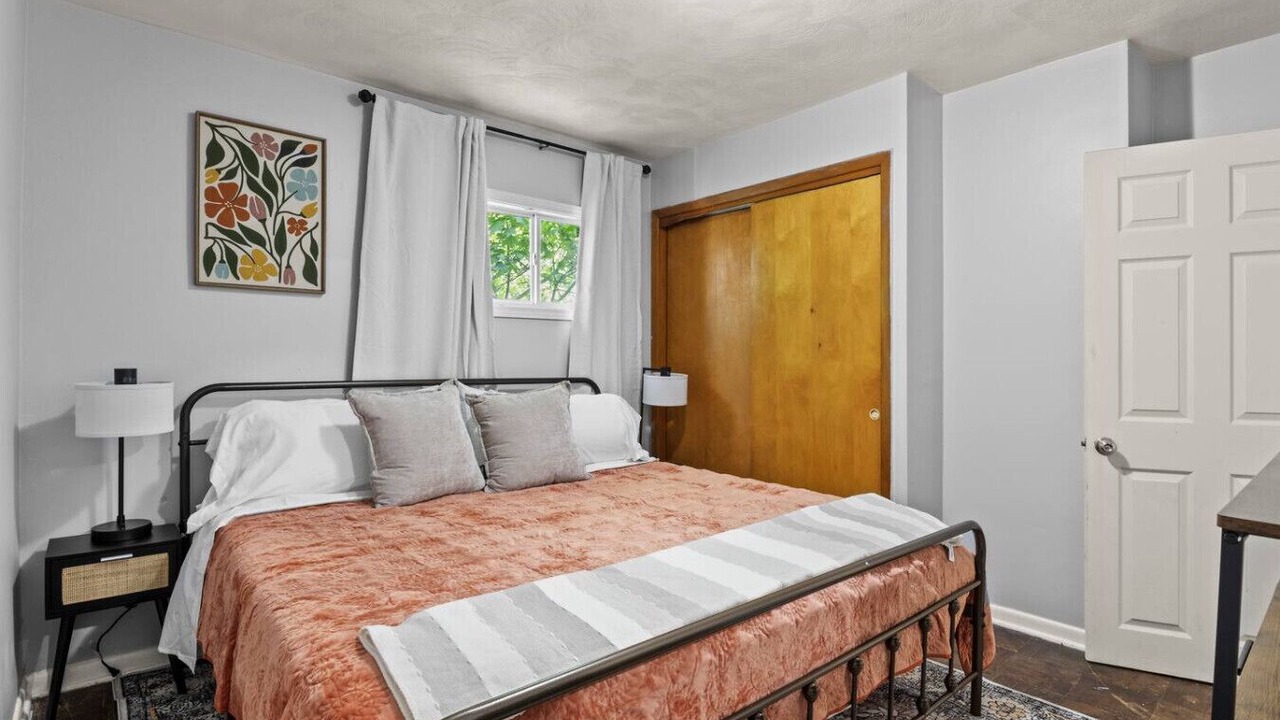 Photo of Bedroom in Lakeview