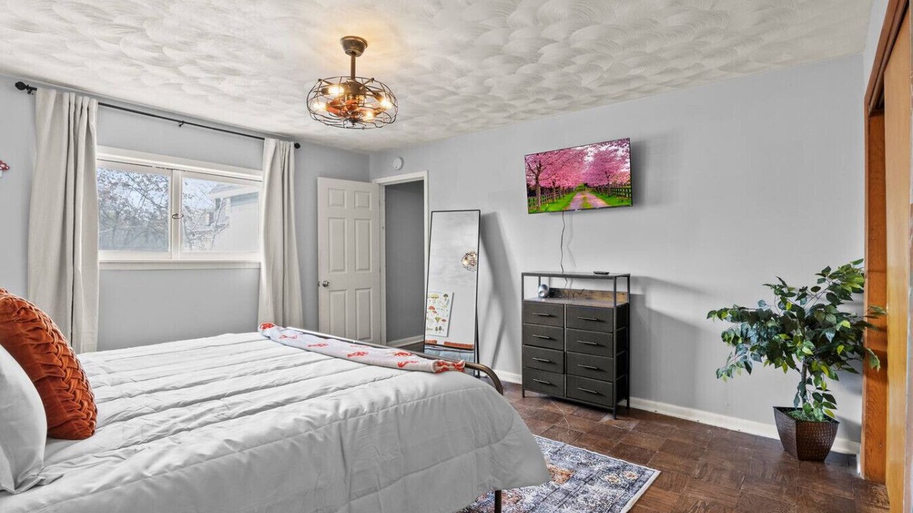 Photo of Bedroom in Lakeview