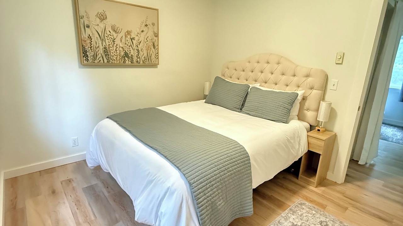 Photo of Bedroom in Rollingbay