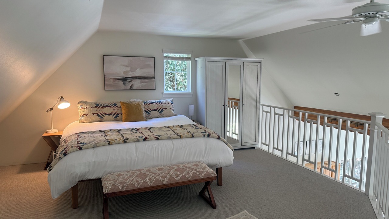 Photo of Bedroom in Rollingbay