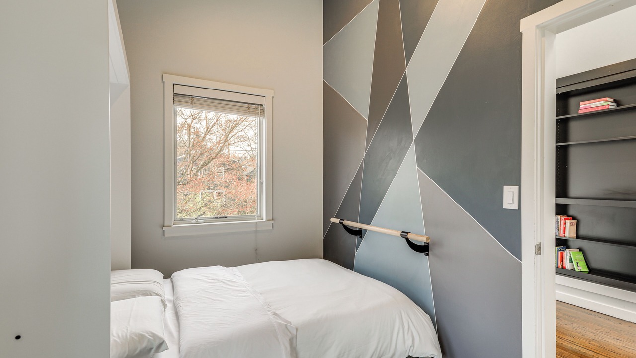 Photo of Bedroom in Broadway