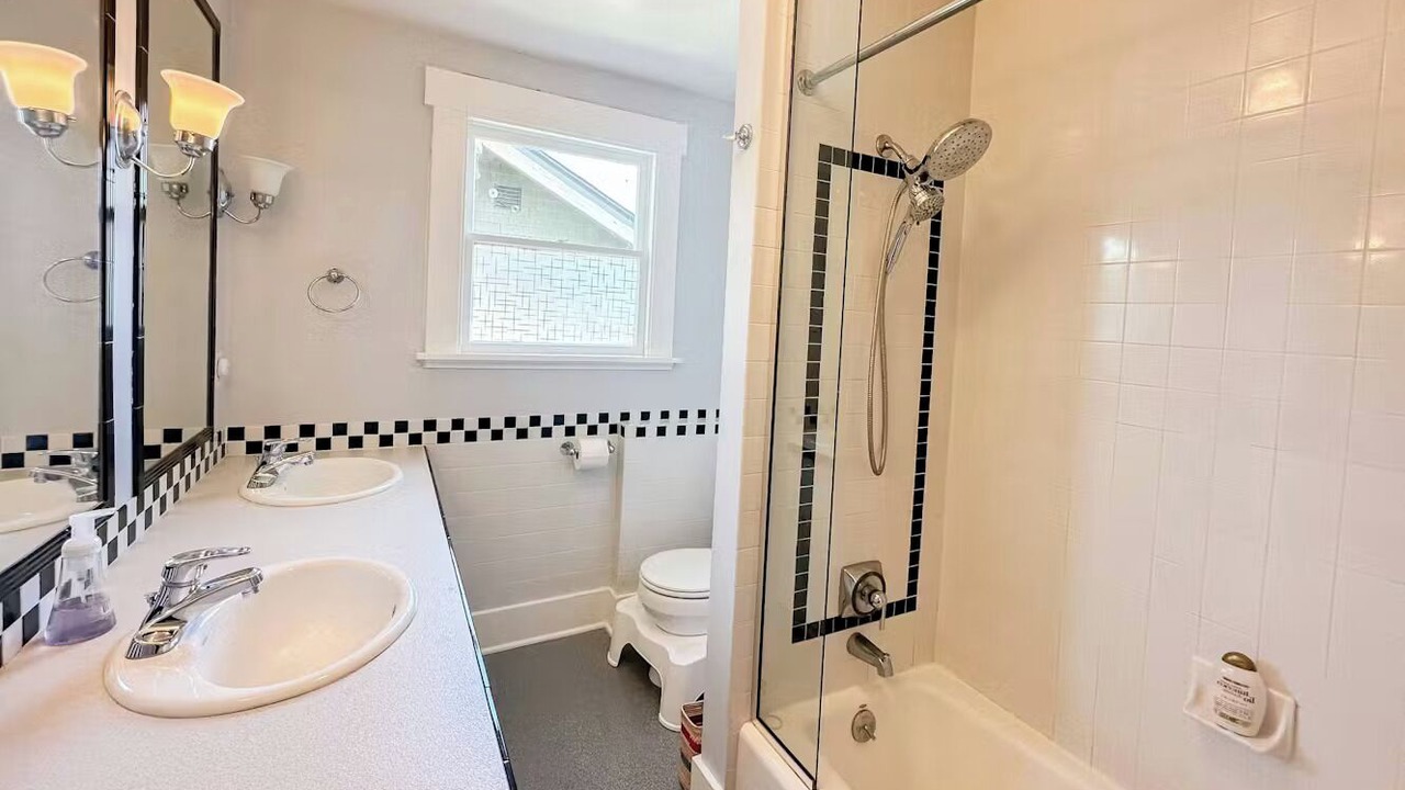 Photo of Bathroom in East Queen Anne
