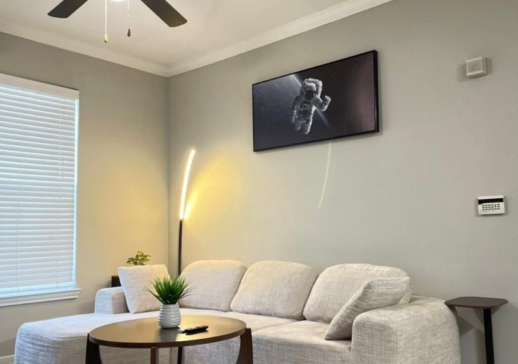 Photo of Livingroom in Alden Bridge