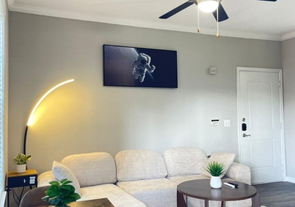 Photo of Livingroom in Alden Bridge