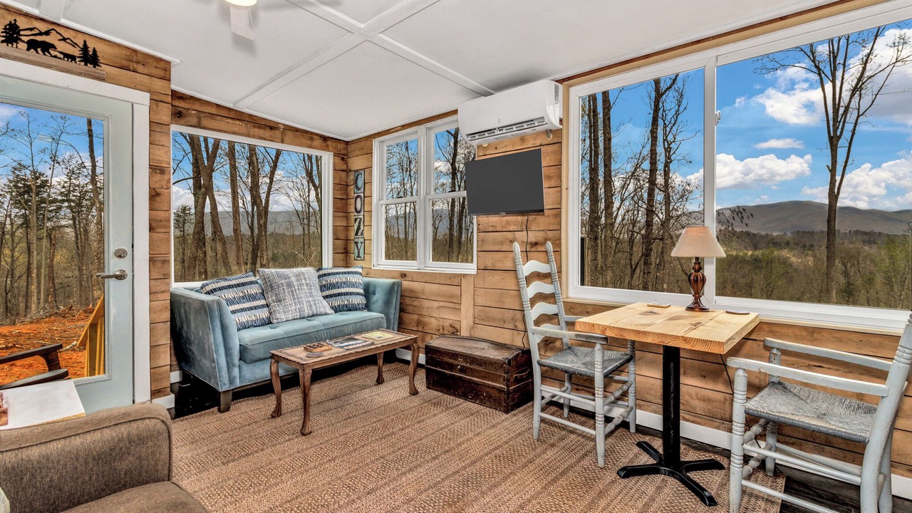 Photo of Livingroom in Old Fort