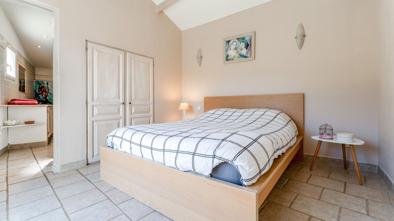 Photo of Bedroom in Comps