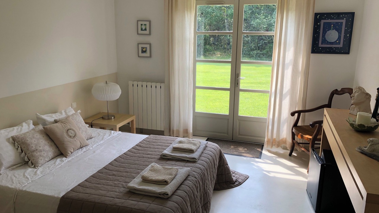 Photo of Bedroom in Montaren-et-Saint-Mediers