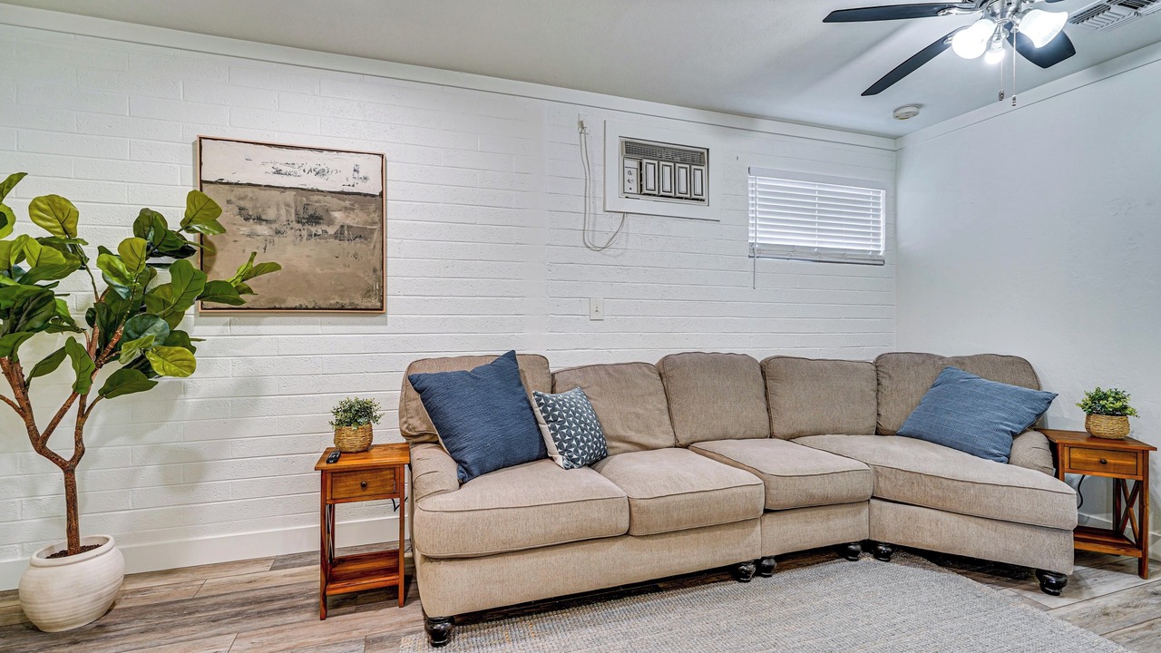 Photo of Livingroom in Thatcher