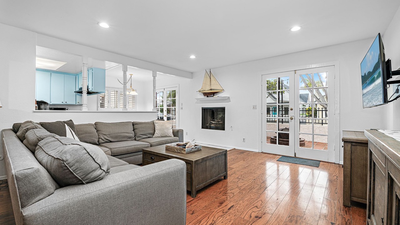 Photo of Livingroom in Balboa Peninsula