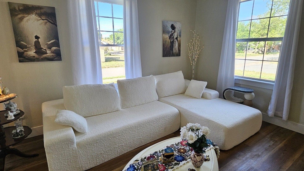 Photo of Livingroom in Sayles Blvd. Area
