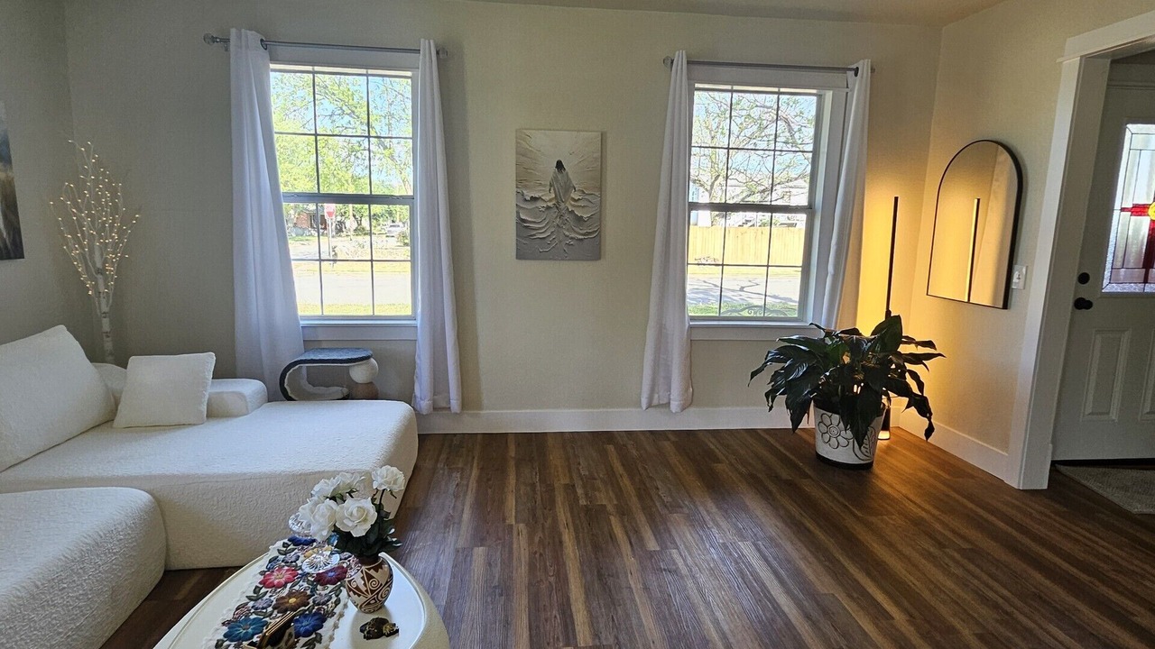 Photo of Livingroom in Sayles Blvd. Area