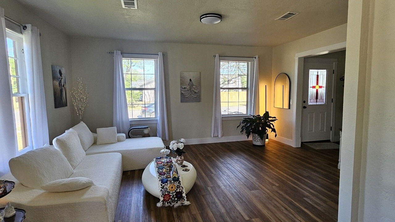 Photo of Livingroom in Sayles Blvd. Area