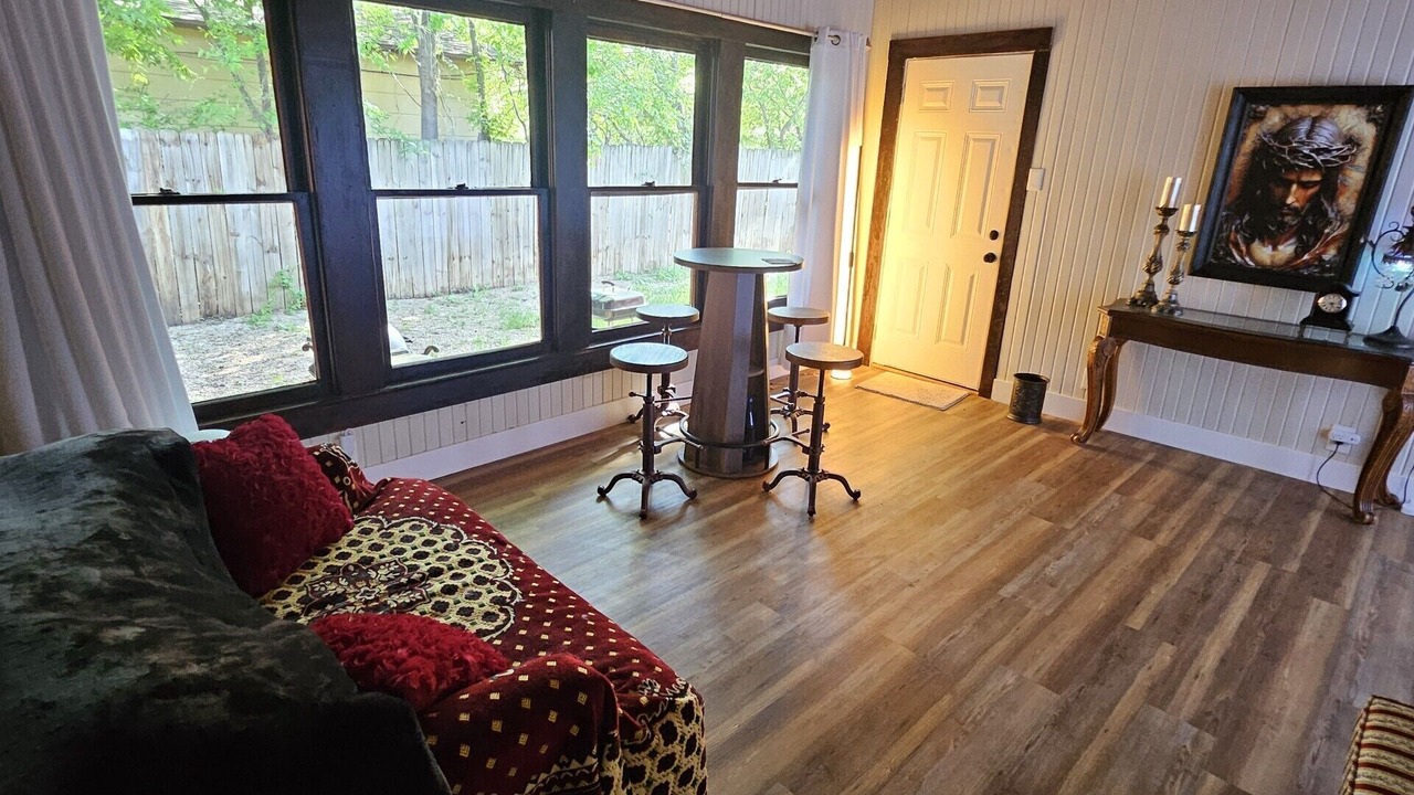 Photo of Livingroom in Sayles Blvd. Area