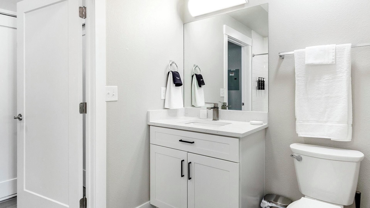 Photo of Bathroom in College View