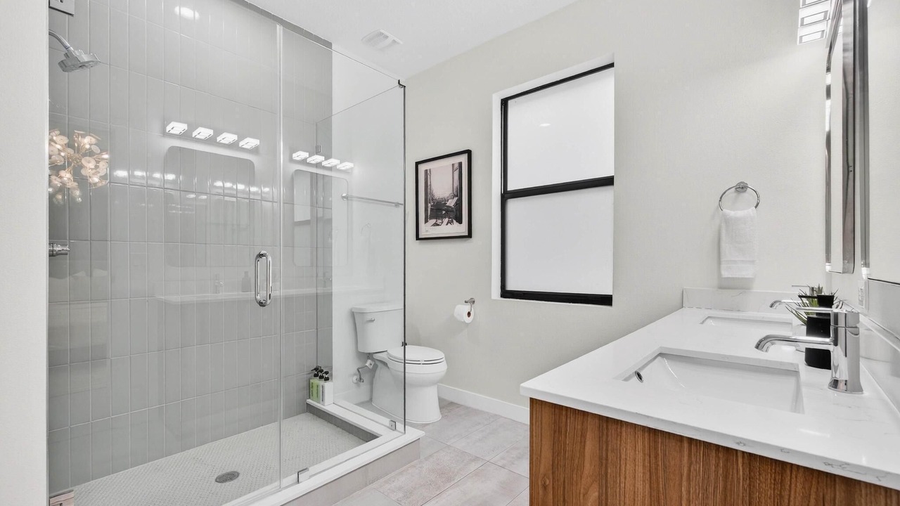 Photo of Bathroom in Pinecrest West Park