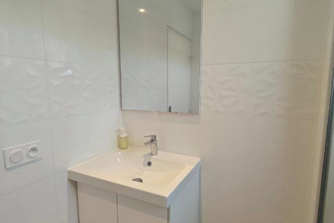 Photo of Bathroom in Emerainville