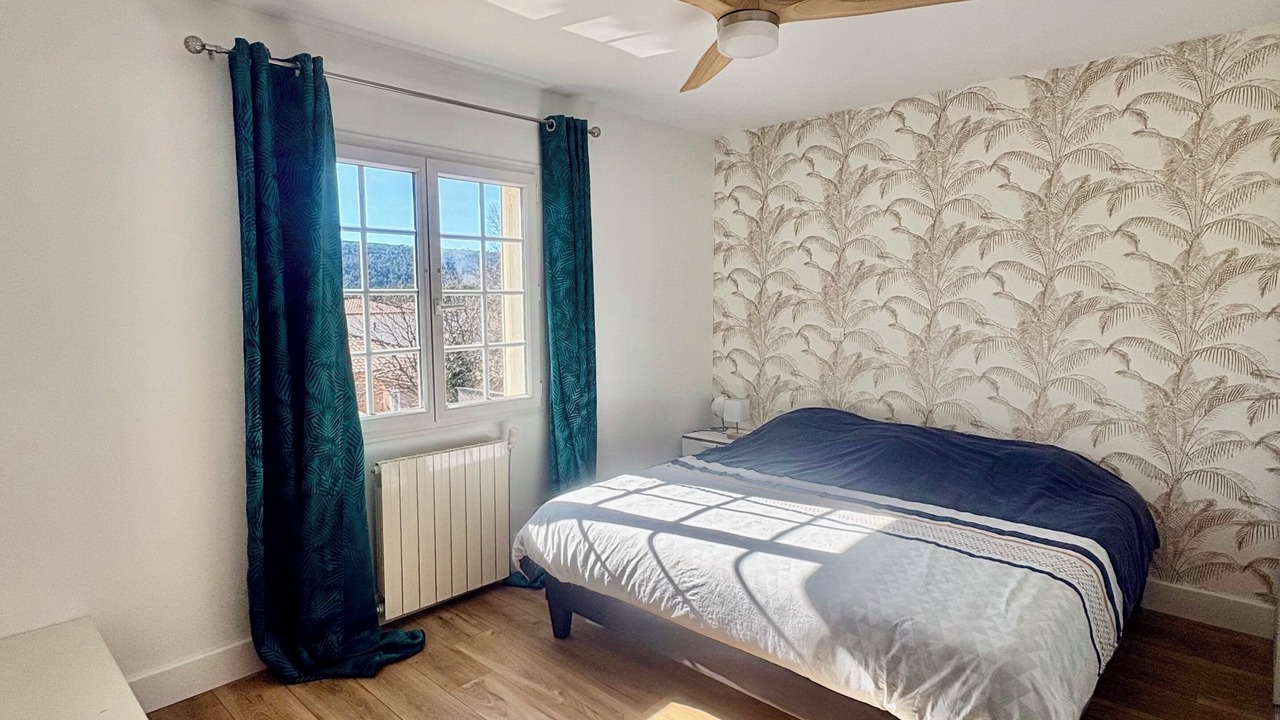 Photo of Bedroom in Claret