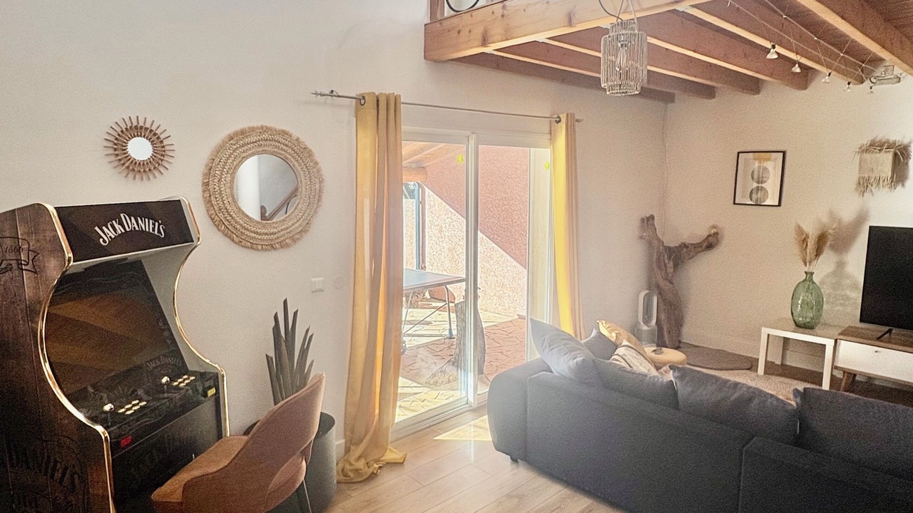 Photo of Livingroom in Claret