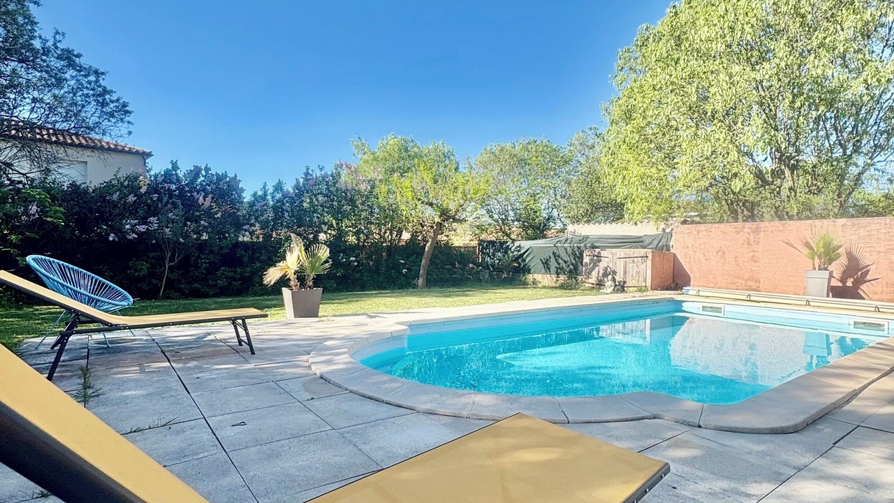 Photo of Outdoor in Claret