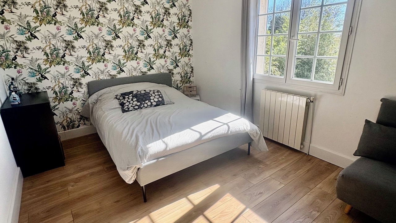 Photo of Bedroom in Claret