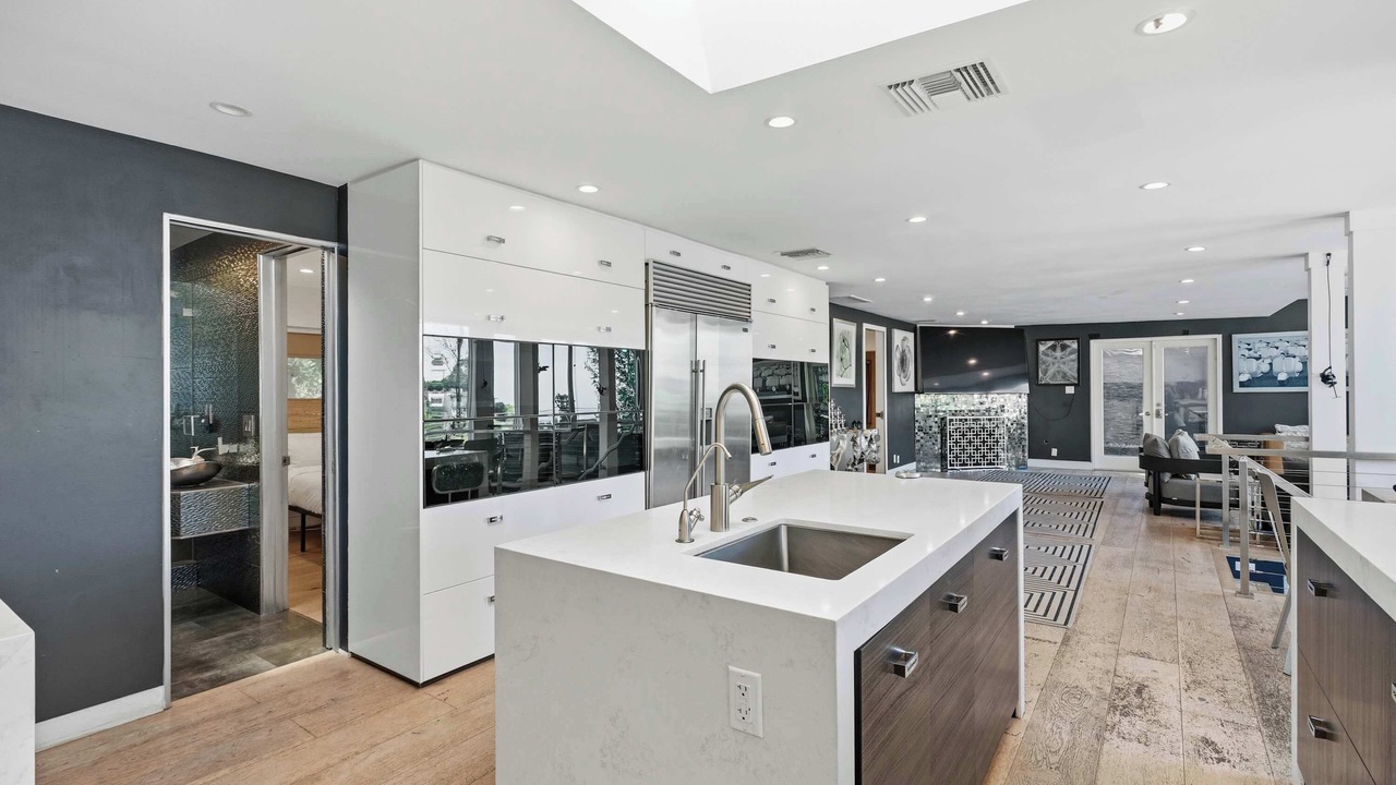 Photo of Others in Hollywood Hills West