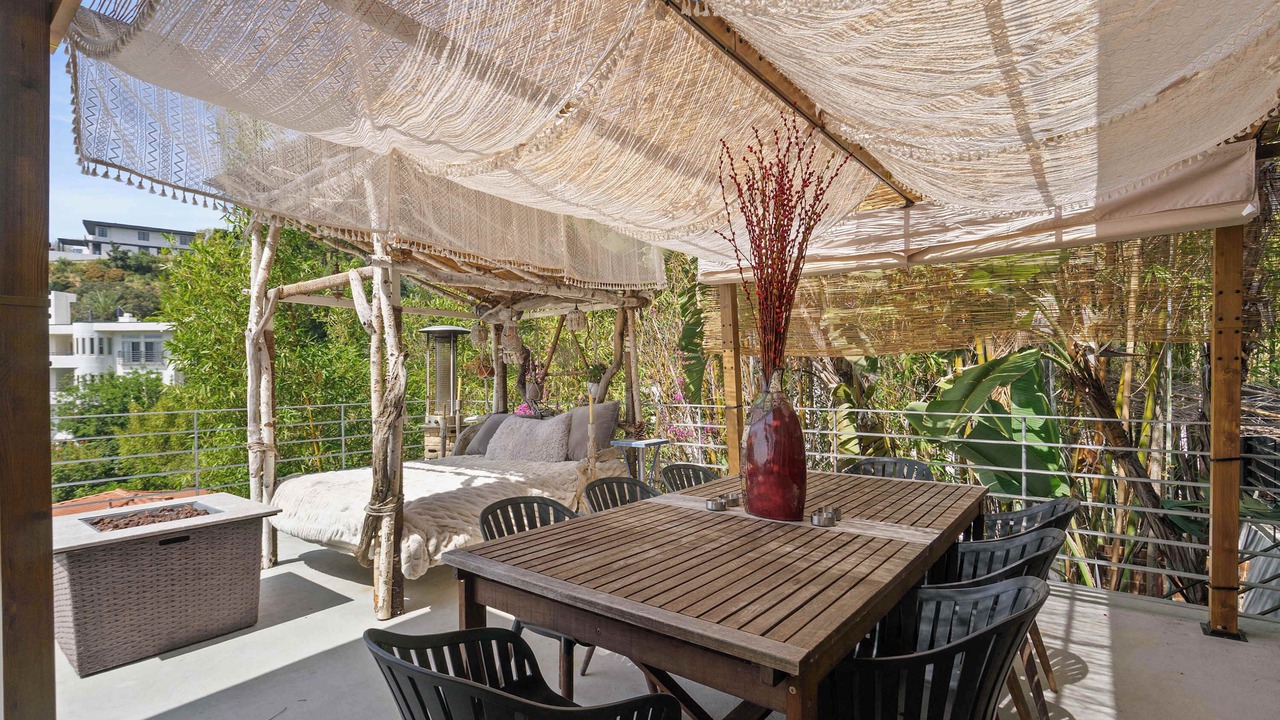 Photo of Outdoor in Hollywood Hills West