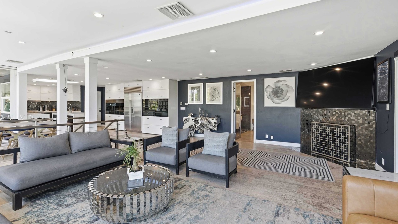 Photo of Others in Hollywood Hills West
