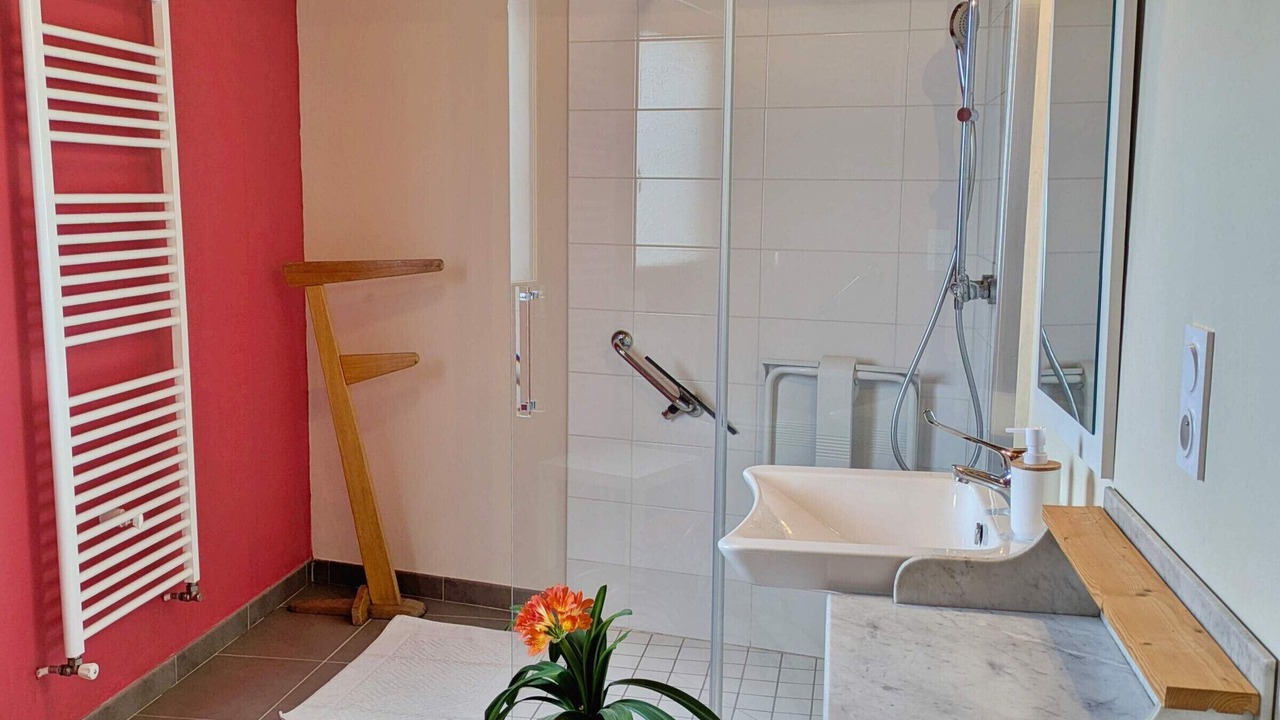 Photo of Bathroom in Pre-en-Pail