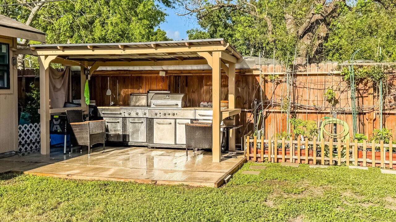 Photo of Patio Balcony in Willow Meadows/Willowbend Area