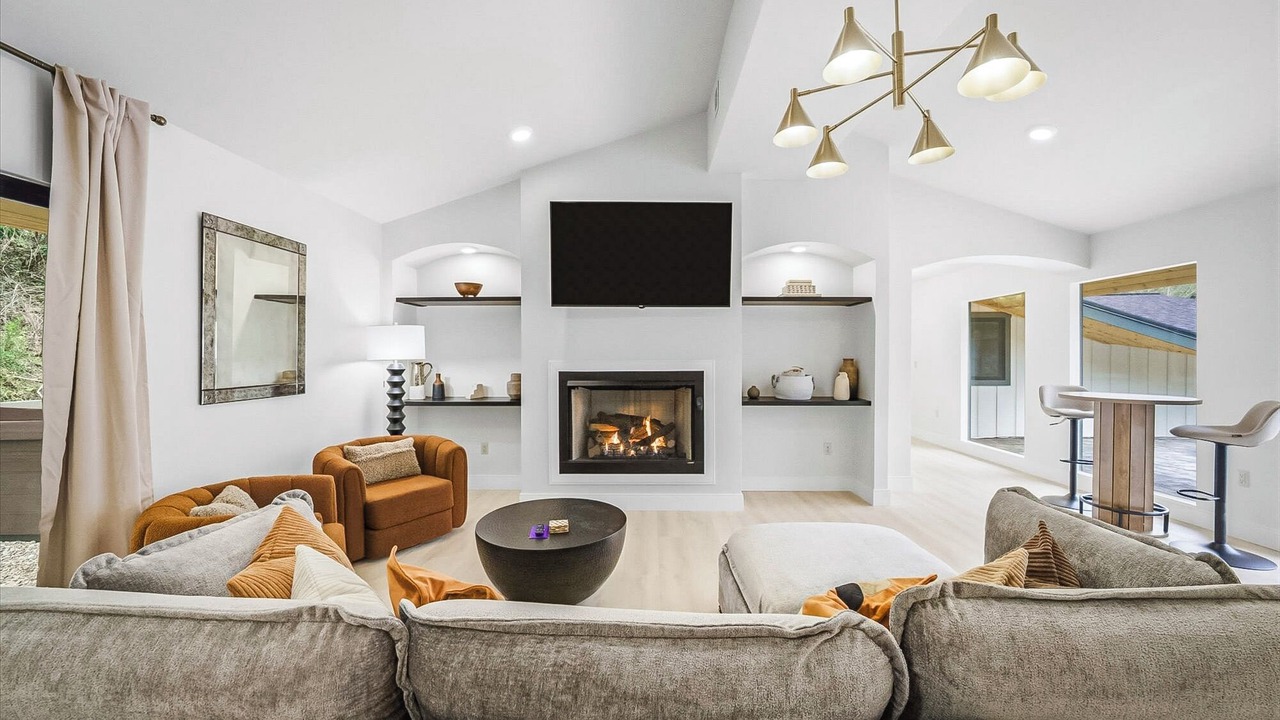 Photo of Livingroom in Pittman Center