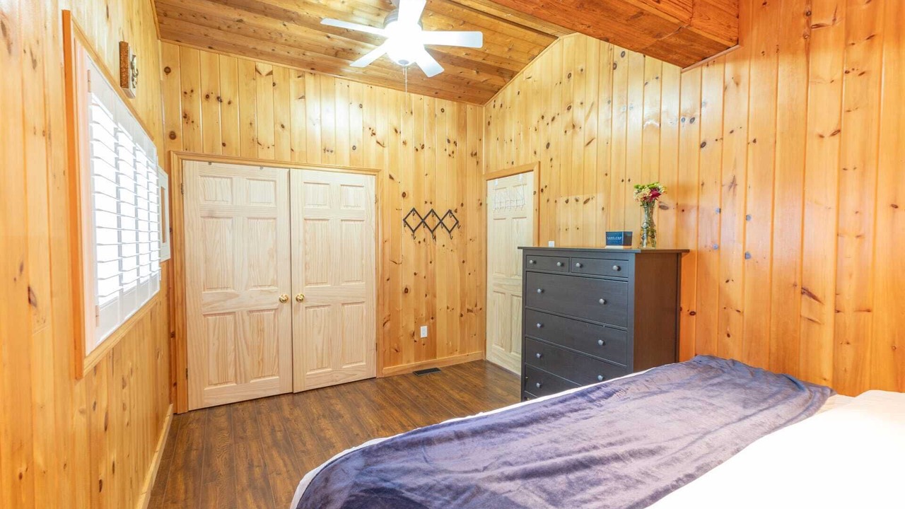 Photo of Bedroom in Gravenhurst