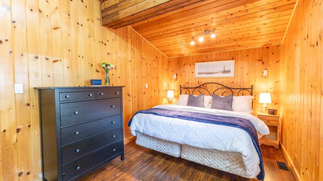 Photo of Bedroom in Gravenhurst