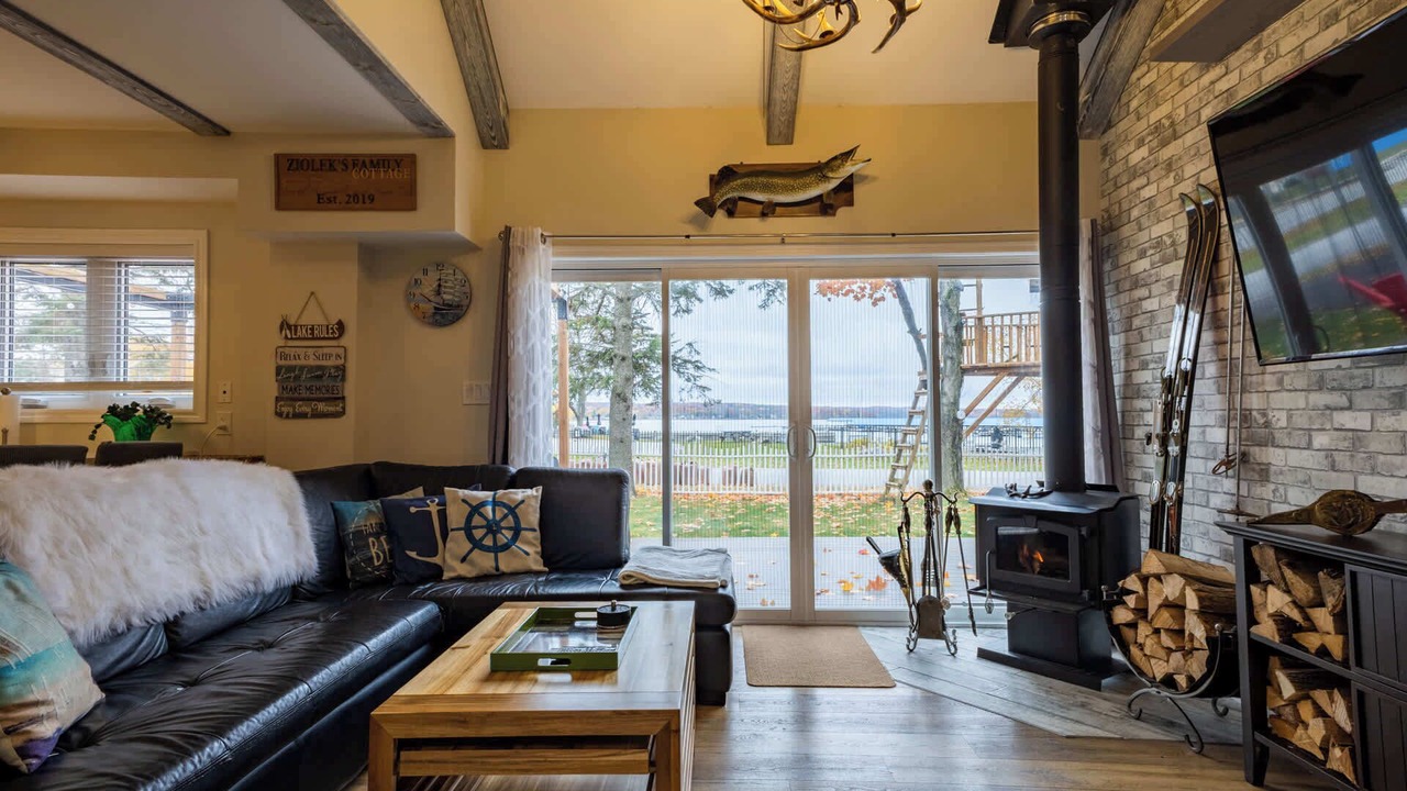 Photo of Livingroom in Victoria Harbour