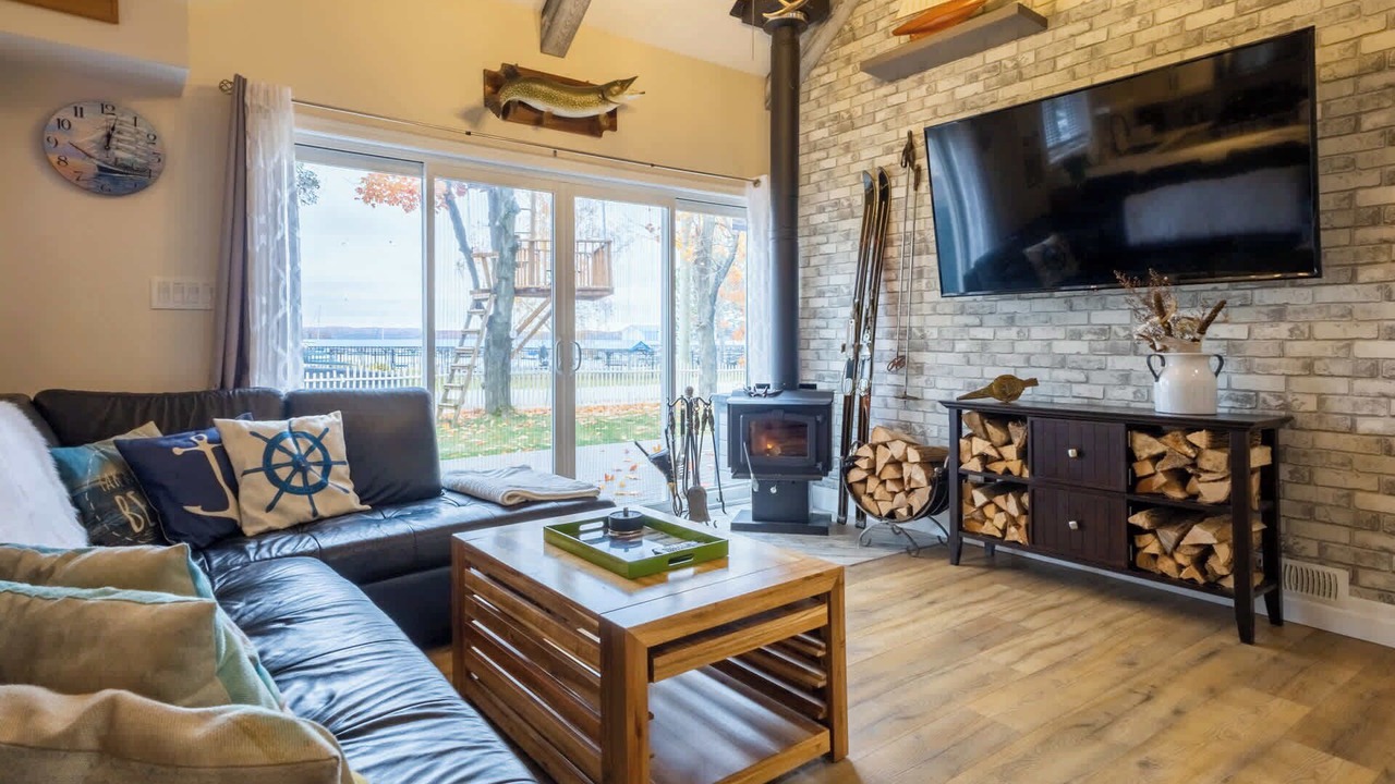 Photo of Livingroom in Victoria Harbour