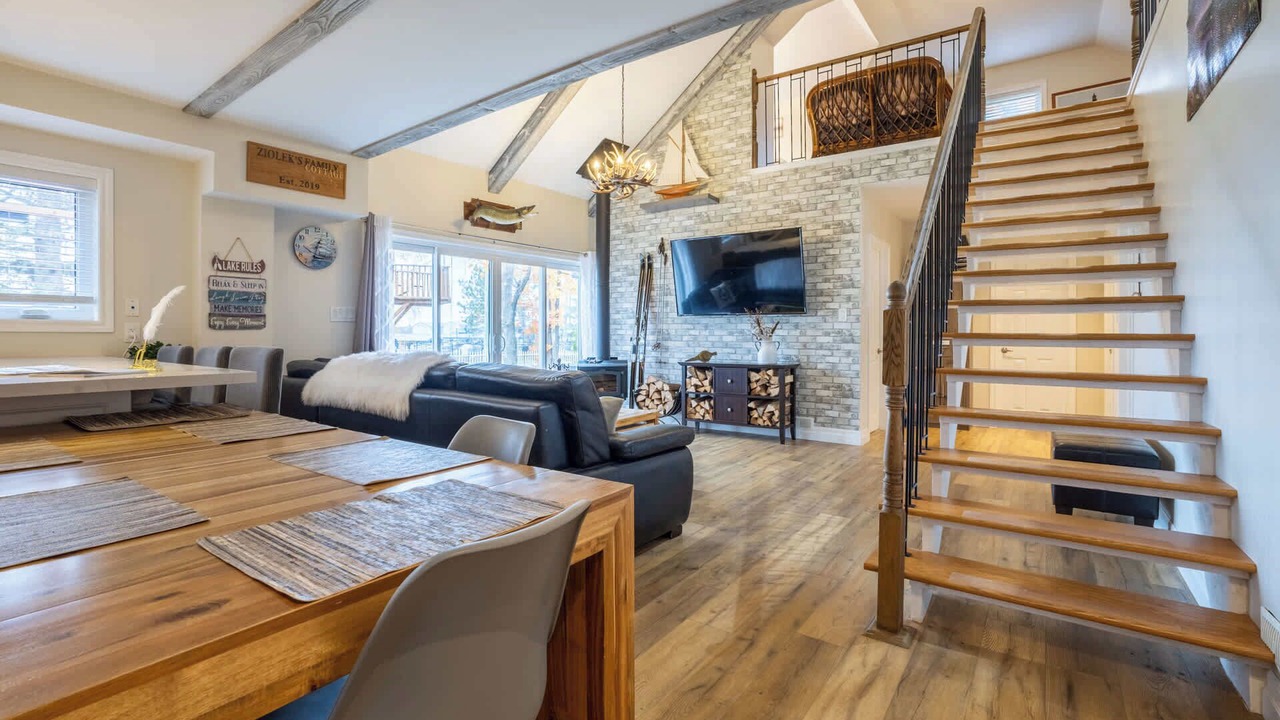 Photo of Livingroom in Victoria Harbour