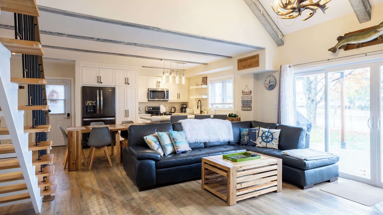Photo of Livingroom in Victoria Harbour