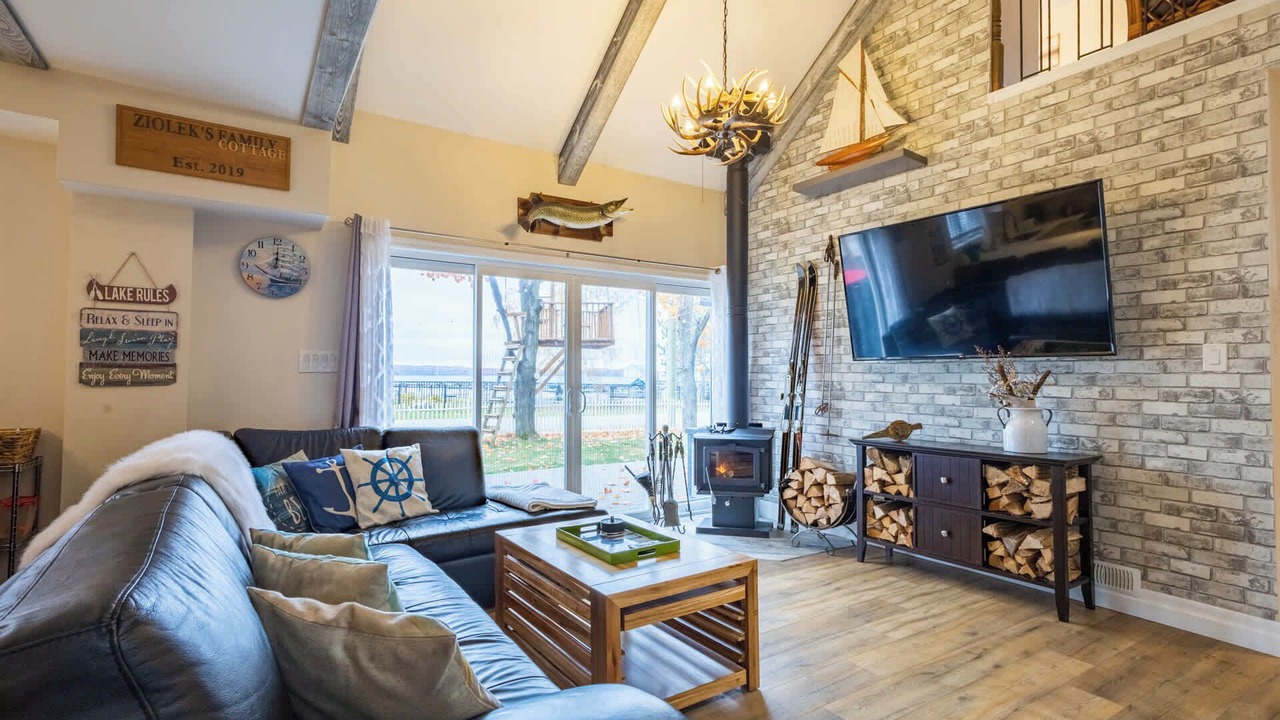 Photo of Livingroom in Victoria Harbour