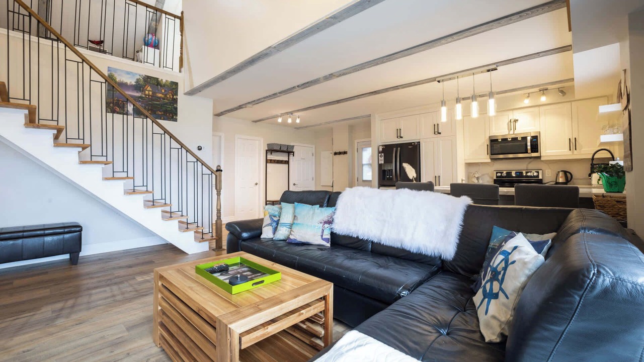 Photo of Livingroom in Victoria Harbour