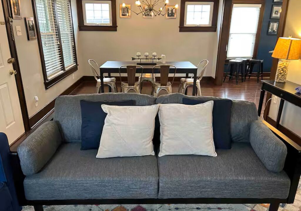 Photo of Livingroom in Champaign