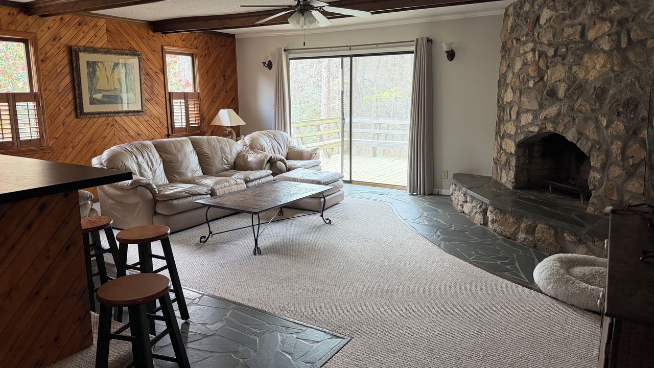 Photo of Livingroom in Manson