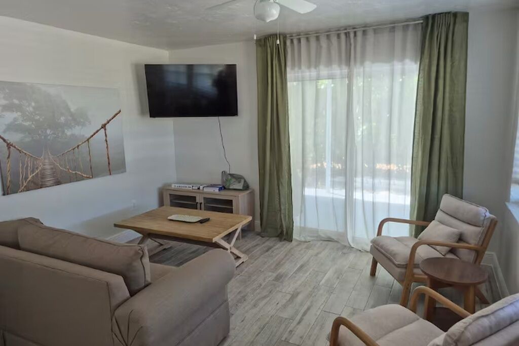 Photo of Livingroom in Edgewater