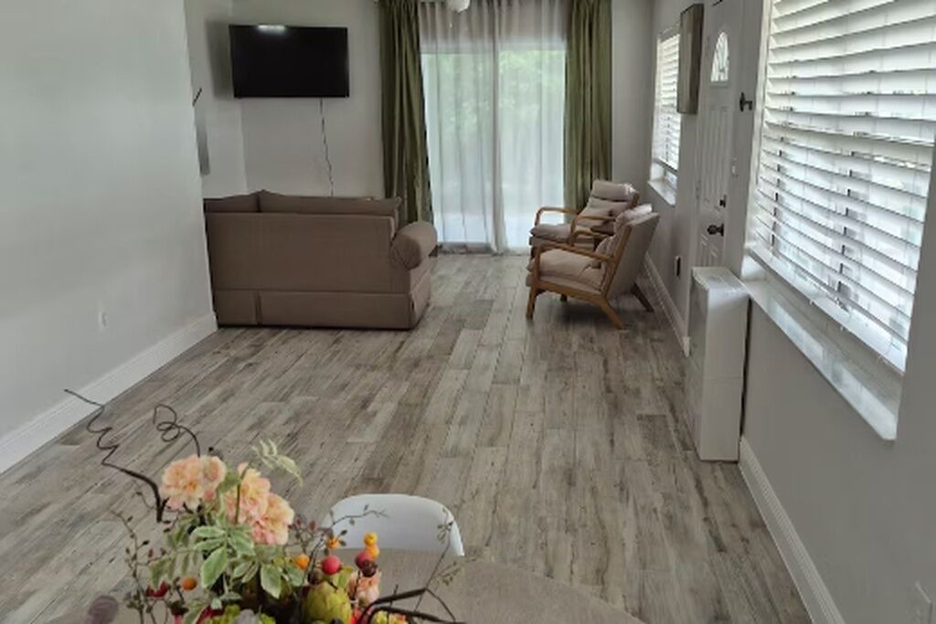 Photo of Livingroom in Edgewater