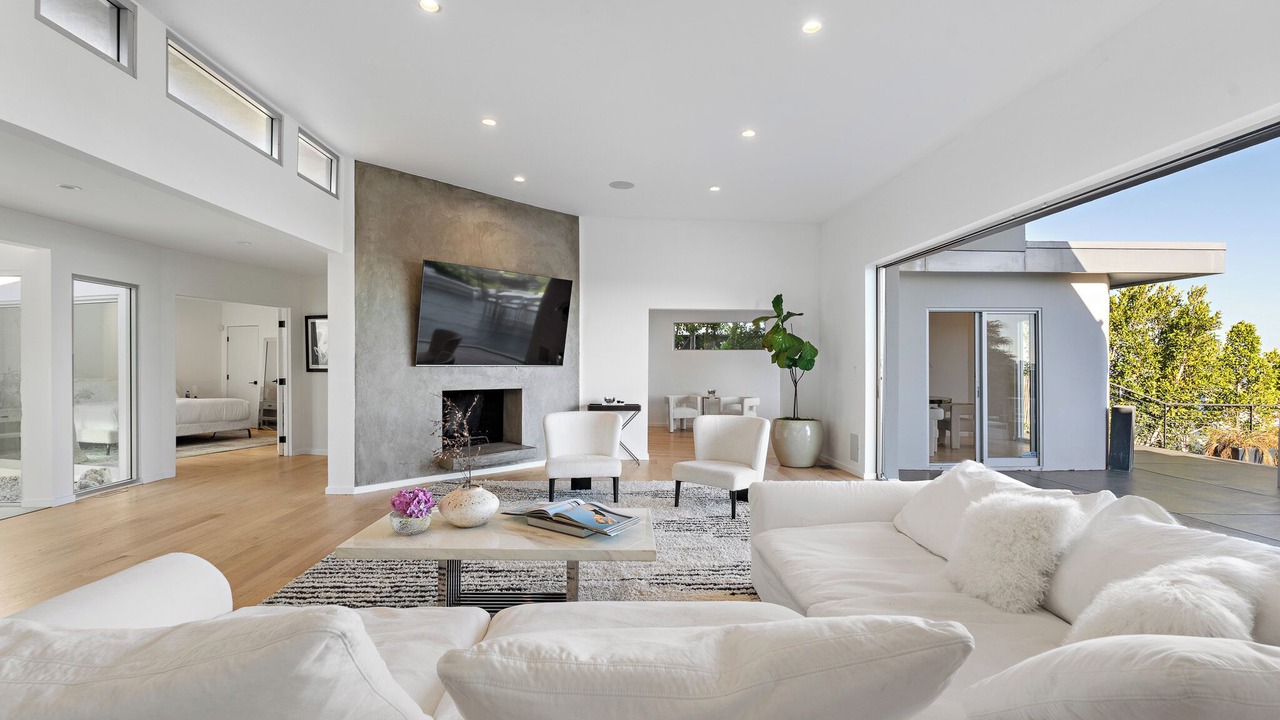 Photo of Livingroom in Beverly Glen