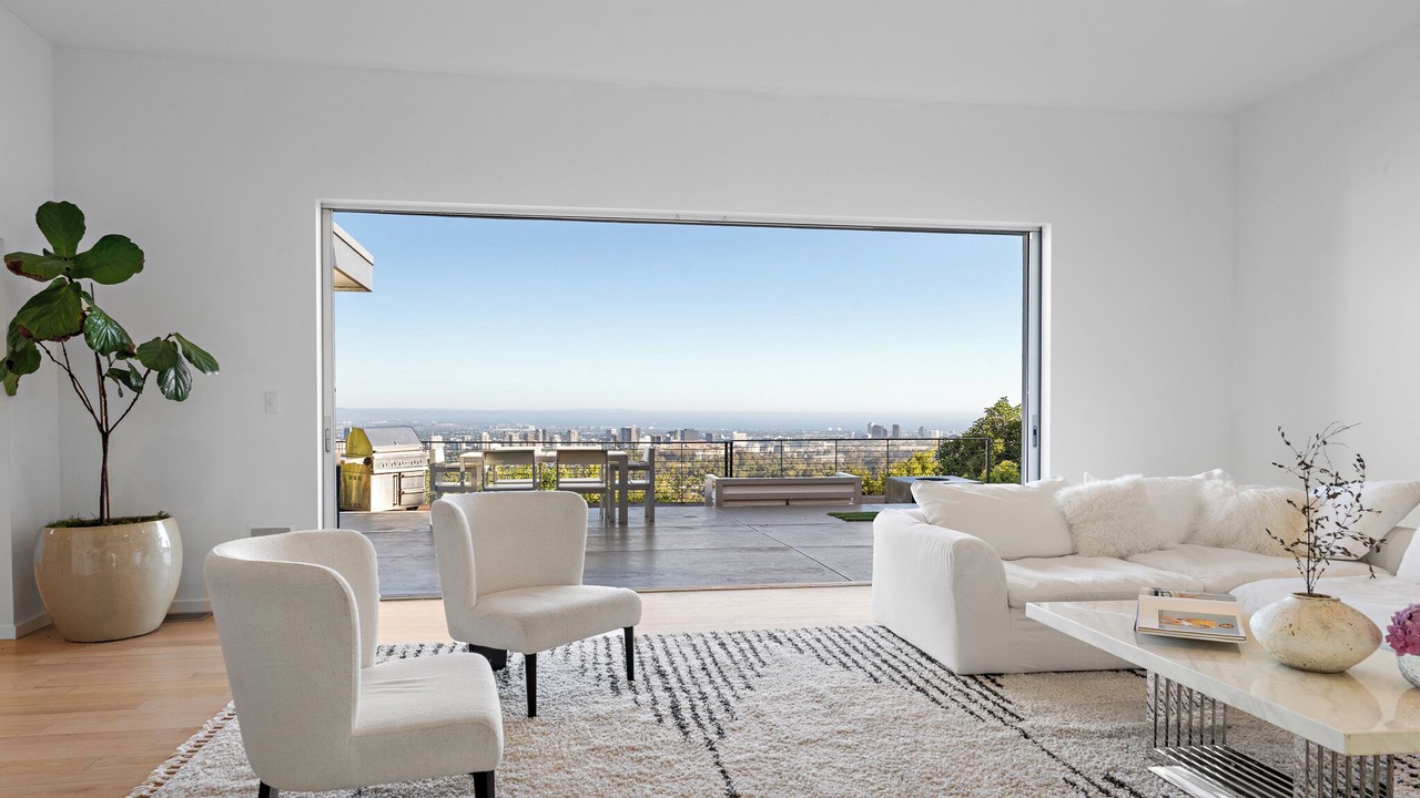 Photo of Livingroom in Beverly Glen