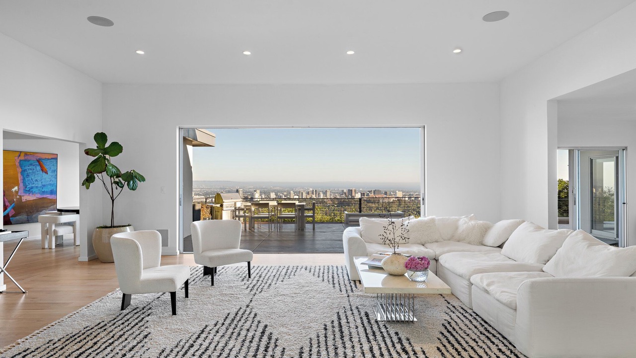 Photo of Livingroom in Beverly Glen