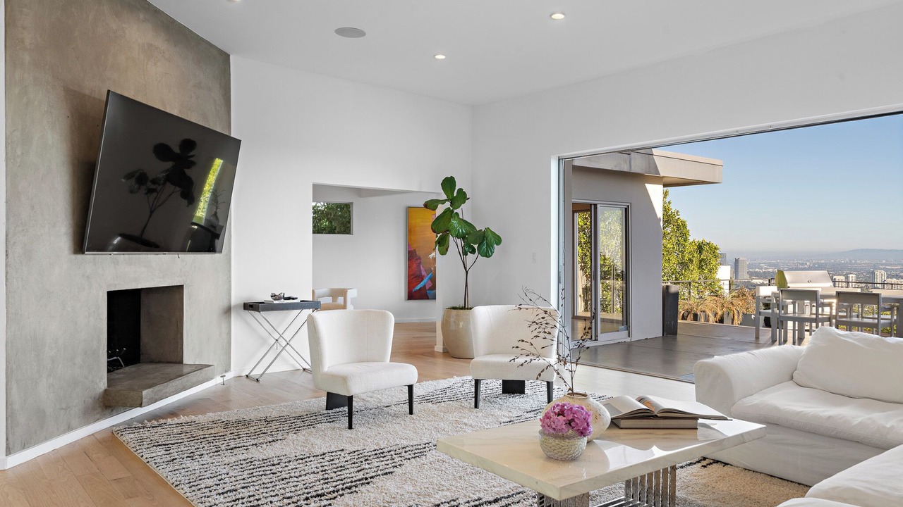Photo of Livingroom in Beverly Glen