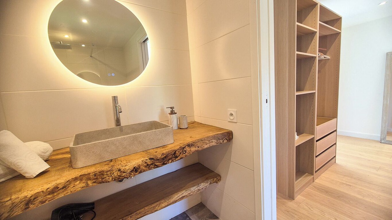 Photo of Bathroom in Genneville