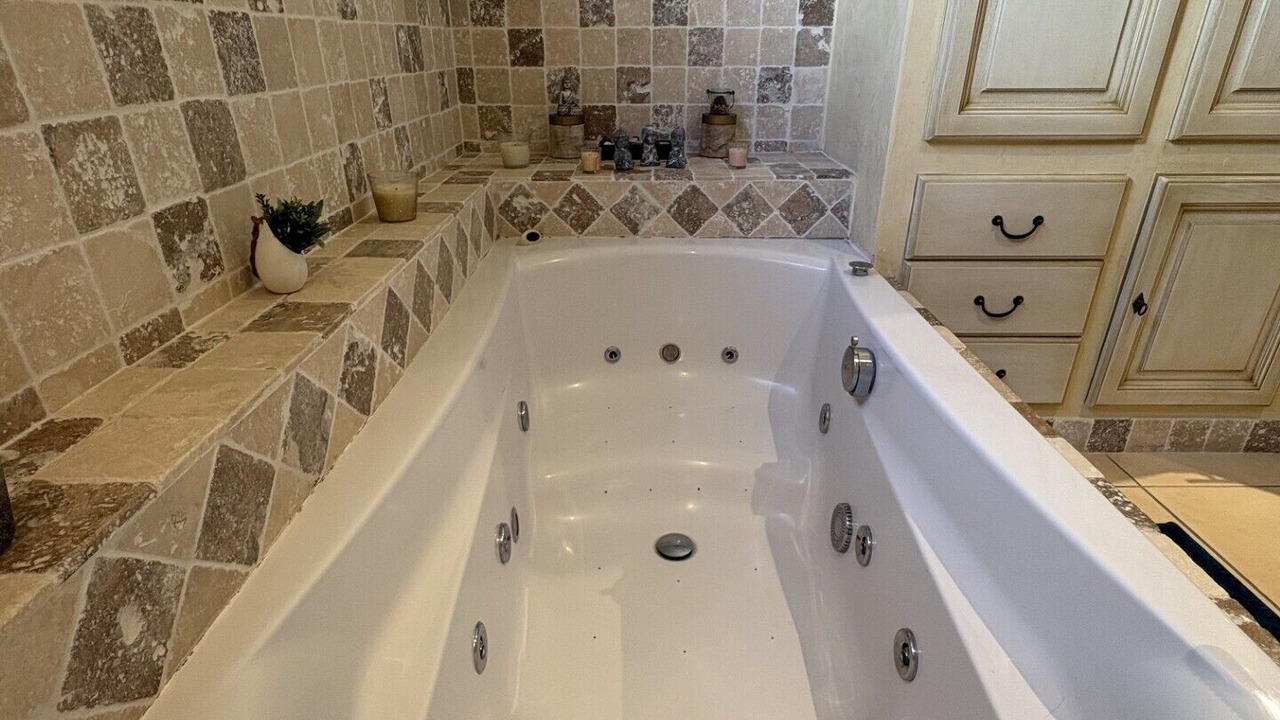 Photo of Bathroom in Junas