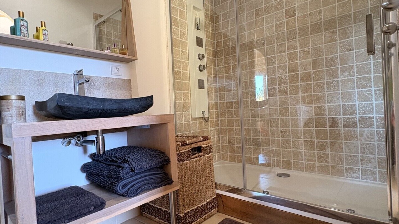 Photo of Bathroom in Junas