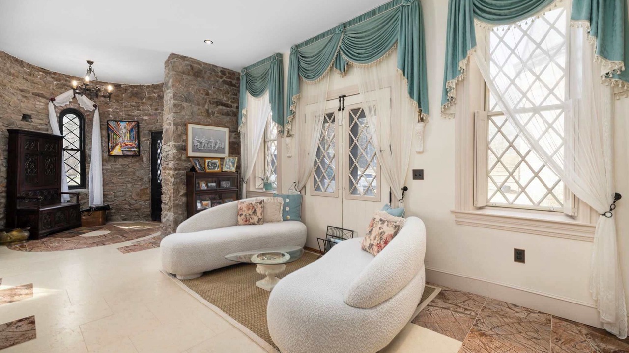 Photo of Livingroom in Top of the Hill